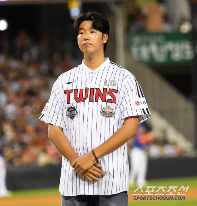 25일 잠실구장에서 열린 LG 트윈스와 한화 이글스의 경기. LG 신인선수 박시원이 팬들에게 인사를 건네고 있다. 잠실=박재만 기자 pjm@sportschosun.com/2024.09.25/