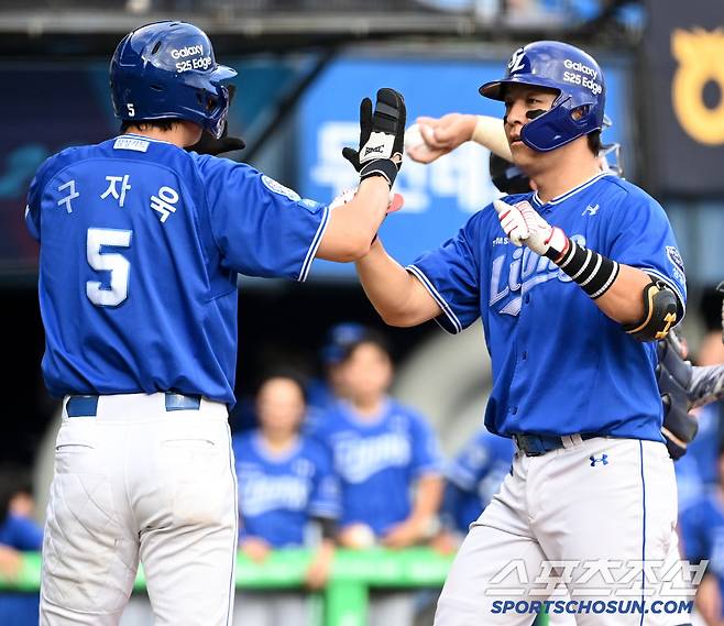 1일 잠실야구장에서 열린 삼성과 두산의 경기, 2회초 1사 1루 삼성 강민호가 선제 2점홈런을 치고 구자욱과 기쁨을 나누고 있다. 잠실=허상욱 기자wook@sportschosun.com/2025.07.01/