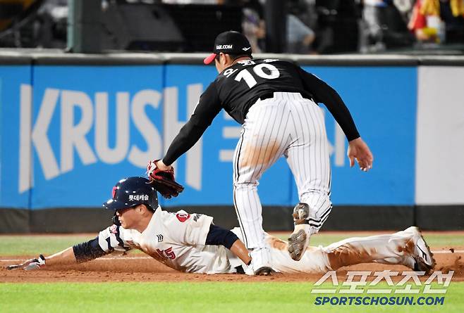 1일 부산 사직구장에서 열린 롯데 자이언츠와 LG 트윈스의 경기. 9회말 1사 2루 롯데 전민재 내야 땅볼 때 박찬형이 3루에서 태그 당하고 있다. 부산=박재만 기자 pjm@sportschosun.com/2025.07.01/