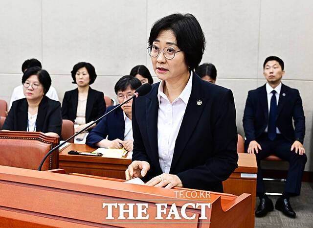 이스란 보건복지부 제1차관이 1일 오전 서울 여의도 국회에서 열린 보건복지위원회 전체회의에 참석해 추경안 의결에 대한 인사말을 하고 있다. /국회=배정한 기자