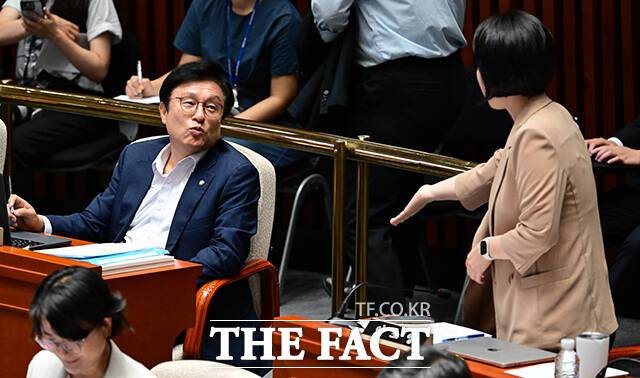 이날 여야 간사인 이소영 더불어민주당 의원(오른쪽)과 박형수 국민의힘 의원이 이야기 하는 모습.