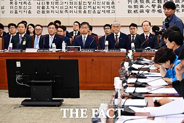 법사위 전체회의 참석한 이두희 국방부 장관 직무대행과 이진수 법무부 장관 직무대행, 최재해 감사원장, 천대엽 법원행정처장, 이완규 법제처장(왼쪽부터).