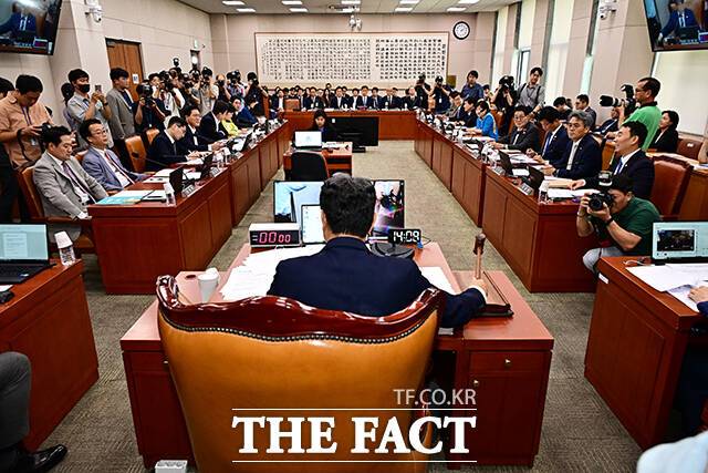 안건 상정하는 이춘석 신임 법사위원장.