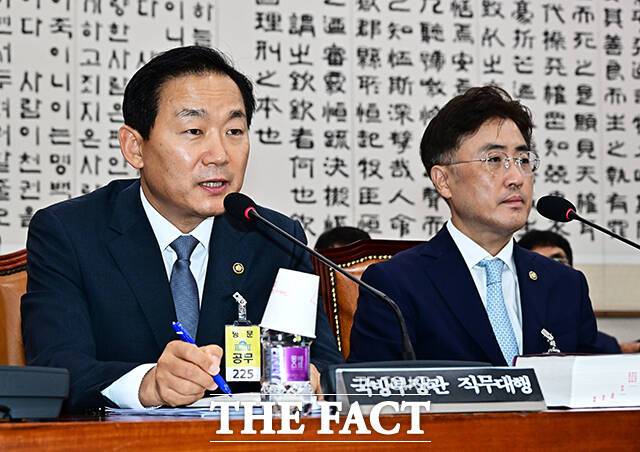 질의에 답변하는 이두희 국방부 장관 직무대행.