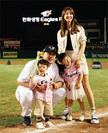 류현진 선수의 추억이 가득한 한화생명이글스파크에서 마지막 경기가 열렸던 날에도 가족이 함께했다.