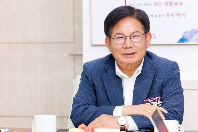 박강수 마포구청장은 지난달 25일 인터뷰에서 “일 잘하는 사람이 승진하고, 열심히 일하는 사람이 중요한 자리로 가야 공직 사회가 바뀐다”고 했다. 마포구 제공.