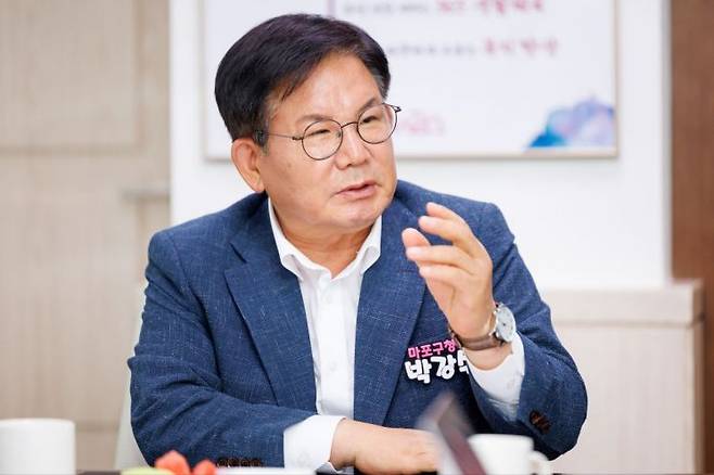 박강수 마포구청장은 "구청장을 몇 번 했느냐 보다, 어떻게 했느냐가 더 중요하다는 각오로 매일매일 최선을 다해 왔다"고 말했다. 마포구 제공.