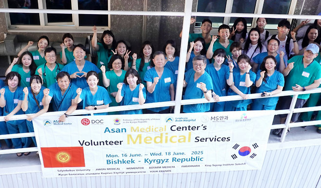 지난달 16일부터 사흘 간 키르기스스탄의 수도 비슈케크로 의료봉사를 떠난 서울아산병원 의료봉사단. 서울아산병원