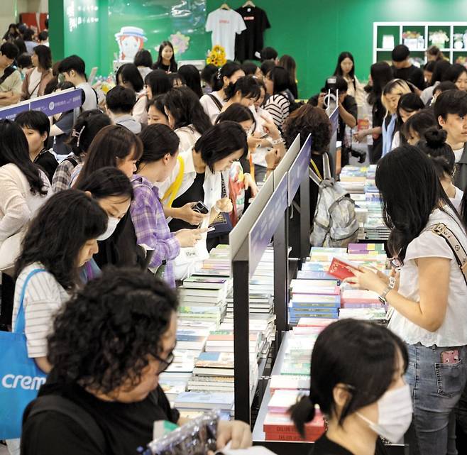 '텍스트힙' 열풍에 서울국제도서전이 열리는 6월이 '출판계 성수기'가 됐다. 사진은 지난 18일 서울 삼성동 코엑스 도서전 현장. 닷새간 총 15만명이 찾았다. /연합뉴스
