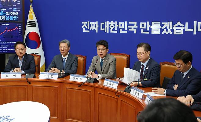 30일 서울 여의도 국회에서 열린 더불어민주당과 경제 6단체의 상법 개정안 간담회에서 진성준 정책위의장이 모두 발언을 하고 있다./남강호 기자