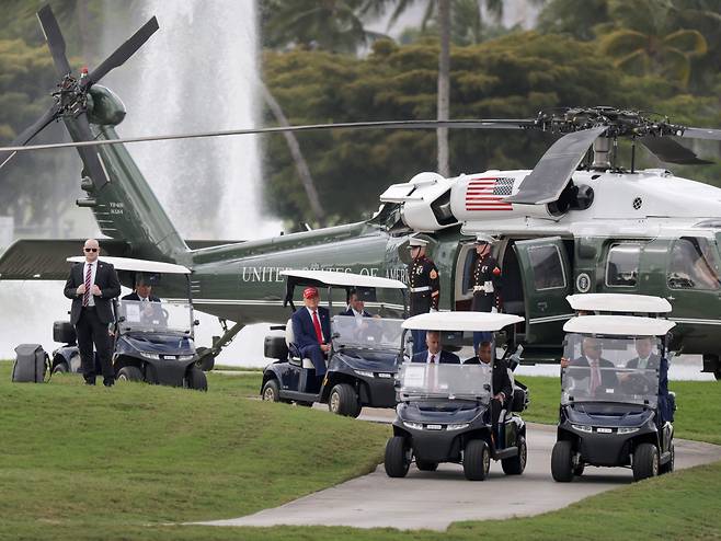 지난 4월 도널드 트럼프 미국 대통령이 플로리다주 도랄에 위치한 자신의 골프장 트럼프 내셔널 도랄 골프클럽에서 열리고 있는 LIV 골프 토너먼트를 보기 위해 이동하고 있는 모습. 앞뒤로 비밀경호국 요원들이 골프 카트를 탄 채 트럼프를 경호하고 있다. /AFP 연합뉴스