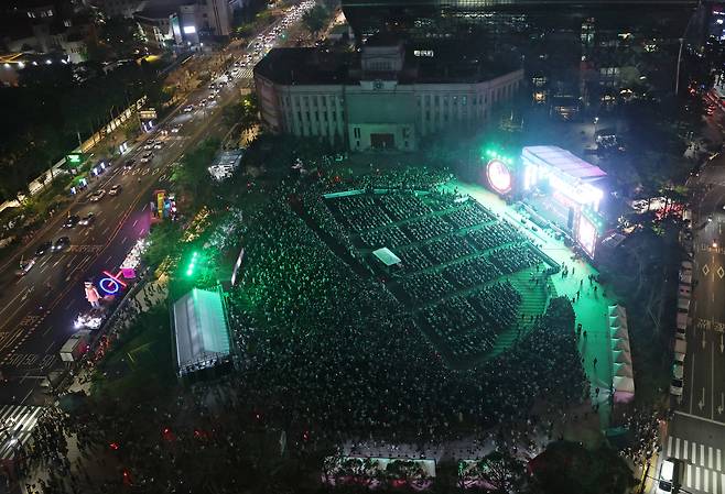 28일 오후 서울 시청광장에서 '오징어 게임 시즌3' 감독과 출연자가 참여하는 '팬 이벤트'가 진행되고 있다. /남강호 기자