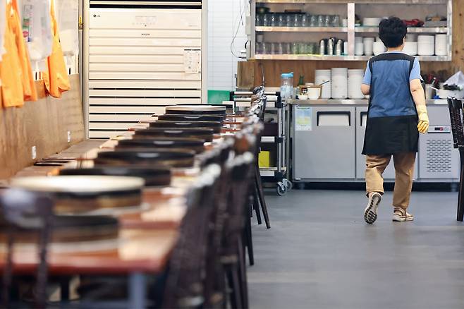 서울 중구 명동의 한 식당이 낮 시간대 한산한 모습을 보이고 있다. /뉴스1