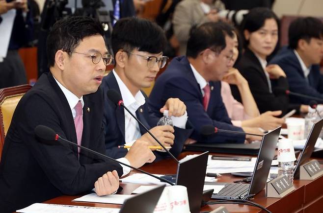 박정훈 국민의힘 의원이 지난해 9월 30일 오전 서울 여의도 국회 과학기술정보방송통신위원회에서 열린 '방송통신심의위원회 위원장의 청부민원과 공익신고자 탄압 등에 대한 진상규명 청문회'에서 의사진행발언을 하고 있다. ⓒ 뉴시스