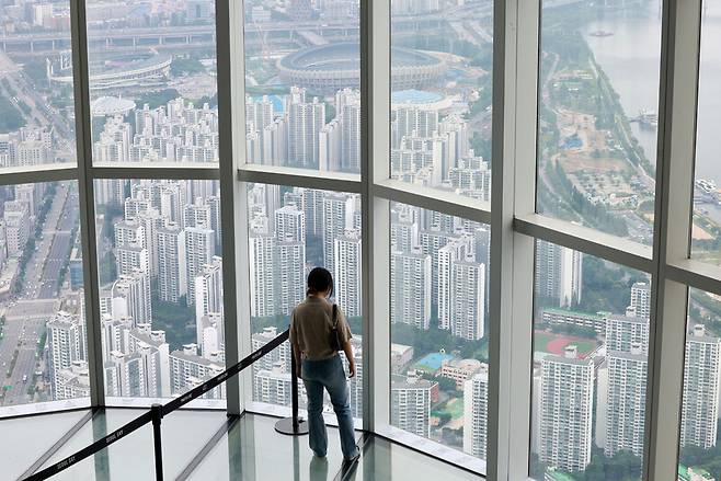 정부가 6억원 이상 주택담보대출을 금지하는 초고강도 대출 규제를 시행한 지난 29일 서울 송파구 롯데월드타워 전망대 서울스카이에서 바라본 서울 시내 아파트 단지 모습. 연합뉴스