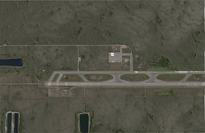 6월25일 찍힌 위성사진에 미국 플로리다주 에버글레이즈의 활주로 위에 흰 구조물들이 세워져 있다. 플로리다 주정부는 이곳에 이민자 구금시설을 짓고 있다. 플래닛 랩스 PBC, AP 연합뉴스