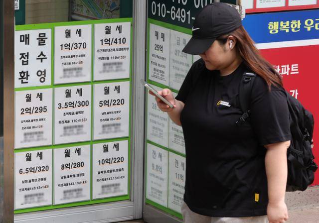 30일 서울 시내 한 부동산에 월세 매물 광고가 게시돼 있다. 뉴시스