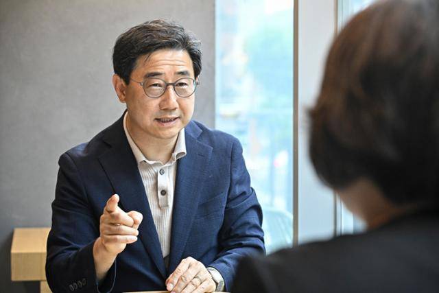 26일 서울 서초구에서 만난 박형욱 단국대 의대 인문사회의학교실 교수가 대리인지정 제도의 도입 필요성에 대해 설명하고 있다. 정다빈 기자 answer@hankookilbo.com