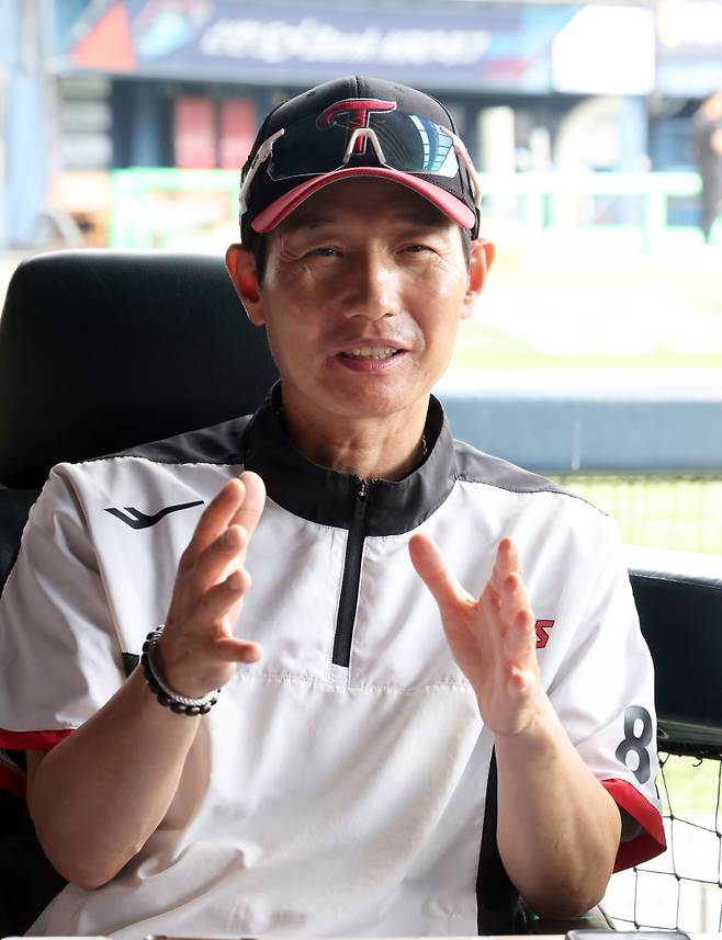 LG 염경엽 감독이 29일 오후 잠실야구장에서 열리는 KIA와의 홈경기를 앞두고 취재진들과 인터뷰하고 있다. 잠실=정시종 기자 capa@edaily.co.kr /2025.06.29.