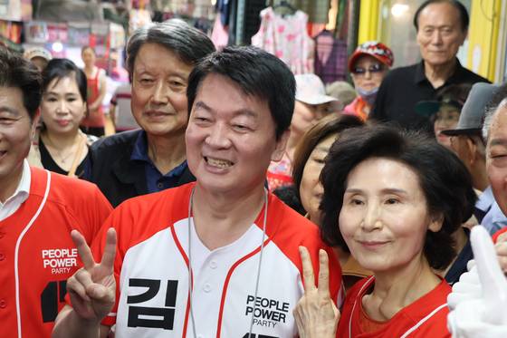 지난 5월 31일 당시 안철수 국민의힘 공동선대위원장과 김문수 대통령 후보 부인 설난영 여사가 서울 은평구 대림골목시장을 찾아 지지를 호소하고 있다. 뉴스1