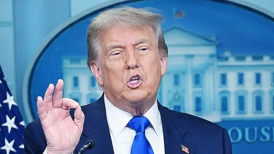 도널드 트럼프 미국 대통령이 지난달 27일(현지시간) 워싱턴 DC 백악관 브리핑에서 기자회견을 하고 있다. AFP=연합뉴스