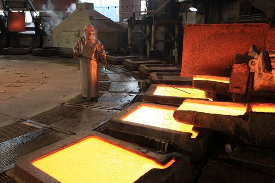 구리 등 비철금속 제련 전문업체 LS MnM 울산 온산공장은 1200도가 넘는 용광로 앞에서 일하는 직원들을 위해 장어탕·갈비찜·한방수육 등 보양식을 주 2회 제공 중이다. 사진은 용광로 모습. 사진 LS MnM