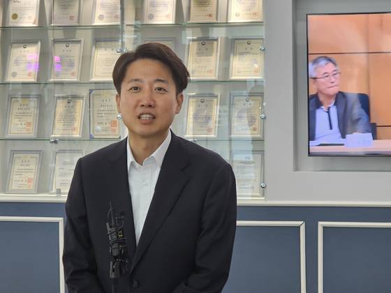 이준석 의원이 지난달 16일 용인시청 1층 로비에서 브리핑을 갖고 용인시청을 방문한 이유와 정치현안 등에 대해 발언을 하고 있다. 뉴스1