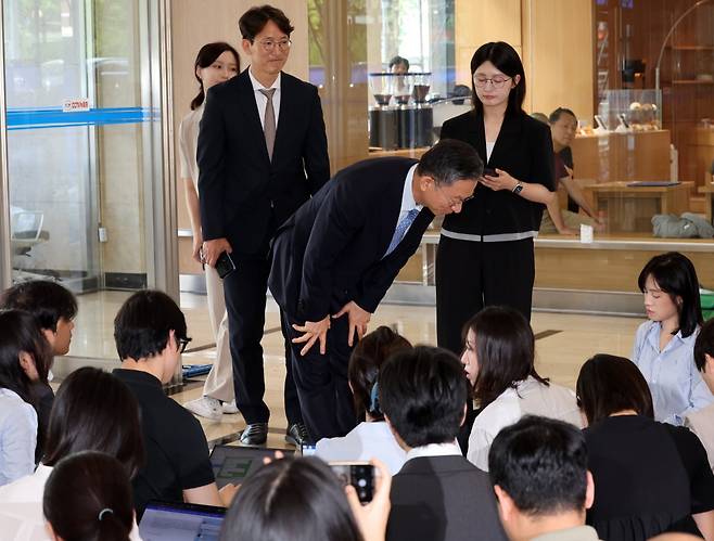 정성호 법무부 장관 후보자가 1일 오전 서울 종로구 적선현대빌딩에 마련된 인사청문회 준비 사무실로 출근하며 취재진에 인사하고 있다. 최혁 기자