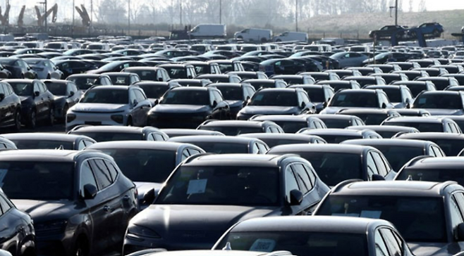 자동차들이 줄지어 놓여 있다. 연합뉴스