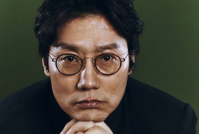 넷플릭스 최고 흥행작 ‘오징어 게임’ 시리즈의 연출·각본을 맡은 황동혁 감독. 그는 “외국에 나가보면 K콘텐츠뿐 아니라 한국이라는 나라에 대한 관심이 폭발적으로 증가했다는 걸 체감하게 된다”며 “한두 작품으로 인한 것이 아니라 오랜 역사가 쌓여 문화와 함께 융성기를 맞은 게 아니가 생각한다”고 말했다. 넷플릭스 제공