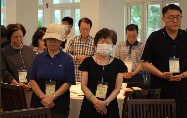 지난해 11월 태국 치앙마이에서 열린 시니어선교한국 선교사 대회 참석자들이 두 손을 모으고 기도하고 있다. 시니어선교한국 제공