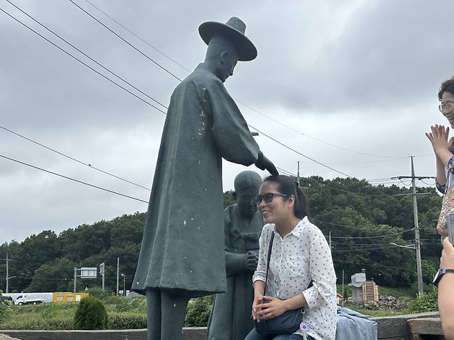 시각장애인 목회자가 모형 아래 세례를 받는 모습을 연출하고 있다.