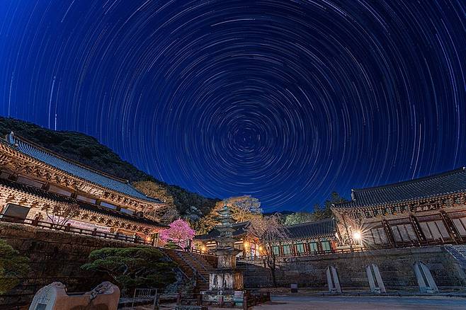 지리산 천년고찰 화엄사의 여름밤 '화야몽' / 사진=화엄사홍보기회위원회 제공