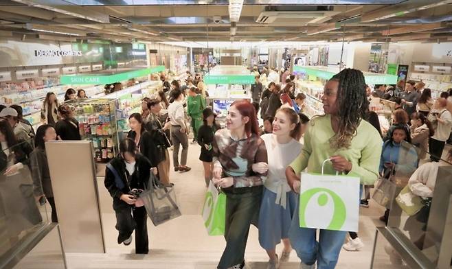 올리브영 명동타운점에서 쇼핑하고 있는 관광객들.