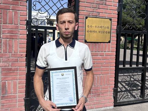 우즈베키스탄 첫 국가기술자격 검정시험에 합격한 딜무라도프 라지즈베크 씨.