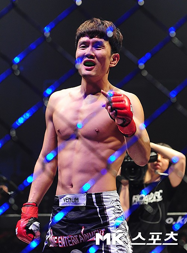 윤형빈이 2014년 2월 로드FC 14 라이트급 5분×2라운드 종합격투기 데뷔전 시작 4분 17초 만에 펀치 KO승을 거둔 후 기뻐하고 있다. 사진=천정환 기자