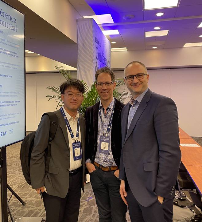 오민욱 한밭대 기획처장(왼쪽)과 기욤 코테 CRIAQ 회장(오른쪽)이 간담회 후 기념촬영하고 있다./사진제공=한밭대