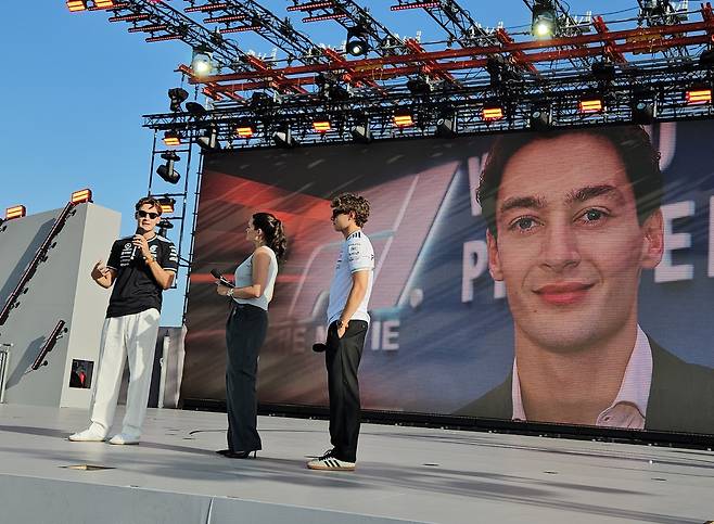 AMG가 운영하는 페트로나스 F1 팀 드라이버 조지 러셀(왼쪽 첫 번째)과 키미 안토넬리가 ‘콘셉트 AMG GT XX 월드프리미어’ 행사에서 발언하고 있다. 독일(아팔터바흐)=서재근 기자