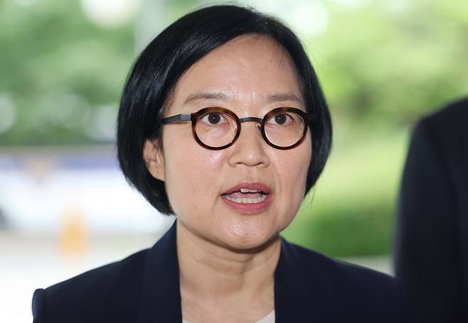 한성숙 중소벤처기업부 장관 후보자가 지난 달 26일 서울 영등포구 중소기업기술정보진흥원 수도권평가실에 마련된 인사청문회 준비 사무실로 출근하며 취재진 질문에 답하고 있다. 연합뉴스