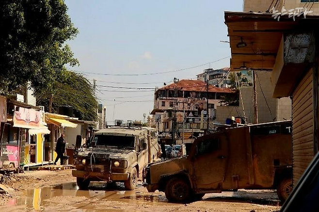 ▲제닌 난민 캠프에 주둔 중인 이스라엘 군 (출처: 아헤드 파크르 알딘, 마야 타반자, 란다 알와네)