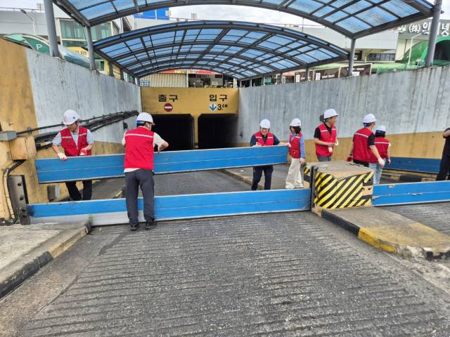 ▲지하주차장으로 유입되는 물을 막기 위해 차수판 설치 훈련을 하고 있는 모습.ⓒ구리농수산물공사