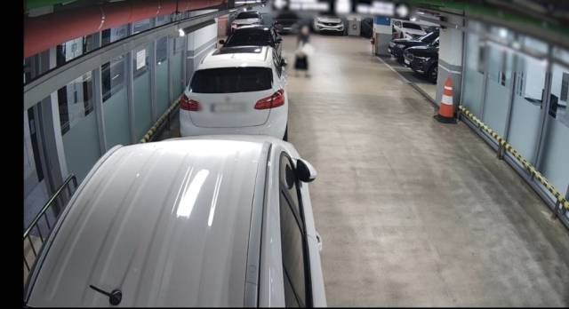 ▲ 보험청구 운전자가 아닌 제3자가 운전석에서 내리는 cctv 모습.ⓒ부산경찰청