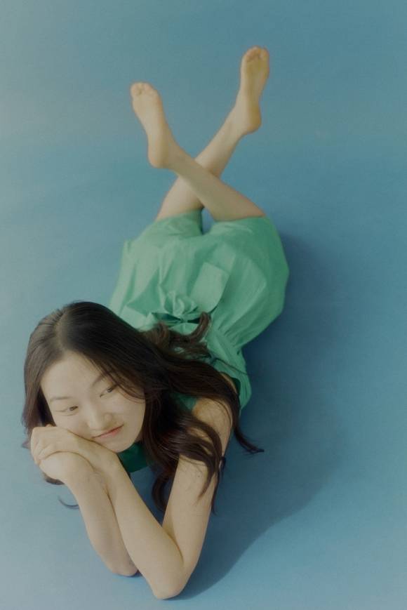 두 번째 시집 ‘나 외계인이 될지도 몰라’를 펴낸 신이인은 최근 인터뷰에서 “시를 쓰면서 힘든 적도 많았지만 이것이 제 자리라고 생각했다”며 “이번 시집은 나를 받아 주지 않았던, 나를 외계인으로 만들었던 세상에 대한 ‘사랑시’”라고 말했다. 시인 제공