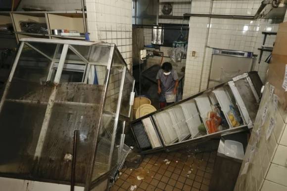 2024년 8월 9일 일본 남부 가고시마현 오오사키초 한 식당에서 냉장고가 쓰러져 있다. AP연합뉴스