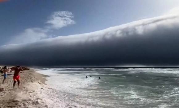 지난 주말 포르투갈 해변에서 목격된 ‘롤 구름’(Roll Cloud). 영상 캡처
