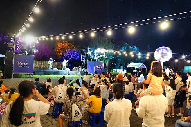 성주군은 지난달 28일 성밖숲 및 용산이천길 일원에서 열린 '트윙클 성주! 성밖숲 나이트 워킹' 행사를 개최해 가족 중심의 많은 관광객으로부터 큰 호응을 었얻다ⓒ성주군