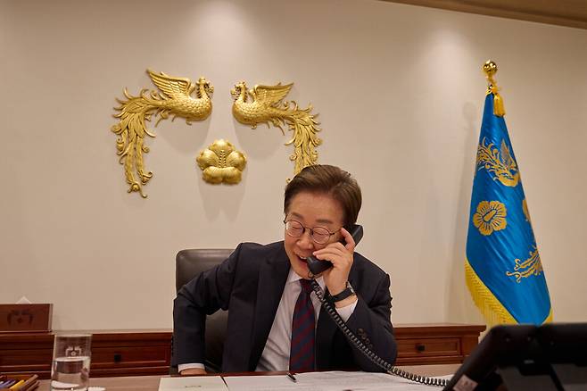 이재명 대통령이 6월10일 서울 용산 대통령실에서 시진핑 중국 국가주석과 전화 통화를 하고 있다. ⓒ연합뉴스