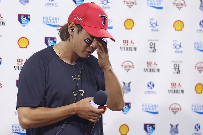 KIA 고종욱이 지난달 29일 LG전 3안타를 때리고 수훈 선수 인터뷰에서 눈물을 흘리고 있다. KIA 타이거즈 제공