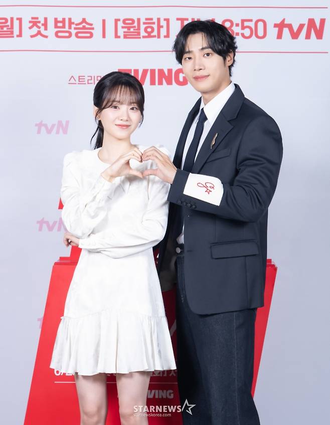 배우 조이현, 추영우가 17일 온라인으로 진행된 tvN 월화드라마 '견우와 선녀' 제작발표회에 참석해 포즈를 취하고 있다. 죽을 운명을 가진 소년과 이를 막으려는 MZ무당 소녀, 열여덟 청춘들의 거침없는 첫사랑 구원 로맨스 '견우와 선녀'는 오는 23일 첫 방송된다. /사진제공=tvN 2025.06.17 /사진=이동훈 photoguy@