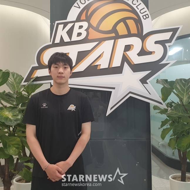 KB손해보험 지은우가 최근 스타뉴스와 수원 KB손해보험 인재니움에서 만나 사진 촬영에 응하고 있다. /사진=김동윤 기자